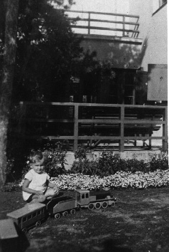 Mały Jurek w ogrodzie domu letniskowego w Nadliwiu